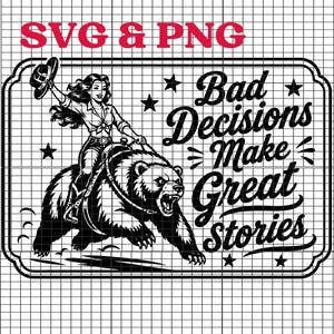 Può includere: Grafica in bianco e nero di una donna che cavalca un orso, che tiene un cappello, con il testo "Bad Decisions Make Great Stories". L'immagine include anche il testo "SVG & PNG" in rosso.