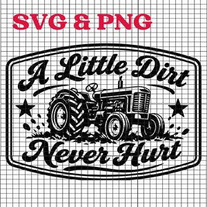 Puede incluir: Diseño gráfico en blanco y negro con un tractor y el texto "A Little Dirt Never Hurt". El diseño incluye estrellas y detalles de tierra, con "SVG & PNG" en rojo en la parte superior. El tractor está en el centro.