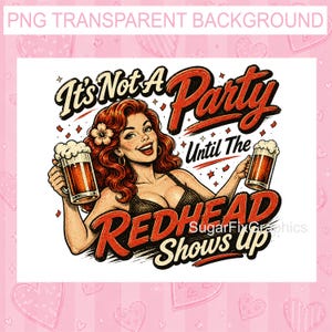 Op de afbeelding: Een vintage-stijl afbeelding met een lachende roodharige vrouw die twee bierpullen vasthoudt. De tekst luidt "It's Not A Party Until The Redhead Shows Up". De afbeelding heeft een transparante achtergrond.
