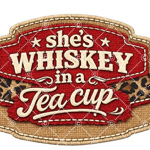 Könnte beinhalten: Dekoratives Schild mit dem Text "she's WHISKEY in a Tea cup". Das Schild hat einen roten Hintergrund, weißen Text, einen Leopardenmuster-Akzent und einen genähten Rand.