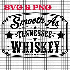 Op de afbeelding: Zwart-wit grafisch ontwerp met de tekst "Smooth As Tennessee Whiskey" in een rechthoekige lijst. De woorden "SVG & PNG" staan in het rood bovenaan. Sterren en decoratieve elementen zijn inbegrepen.