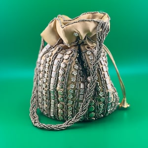 Unten Flach Designer Ethnische Seide Stickerei Indische Hochzeit Potli Tasche | Handtasche | Hand Geldbörse für Party Hochzeit und Geschenk für Damen & Mädchen