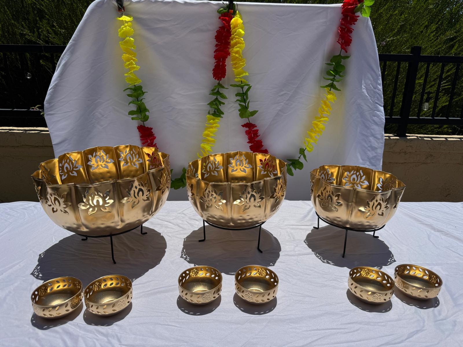 Lotus Urli Set: Goldene Diwali Pooja Schüssel mit Ständer