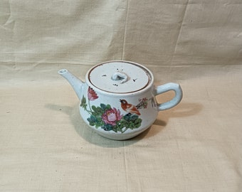Antike chinesische Teekanne aus Famille-Rose-Keramik aus der Qing-Dynastie | Blumen- und Vogelmotiv | Ende des 19. Jahrhunderts