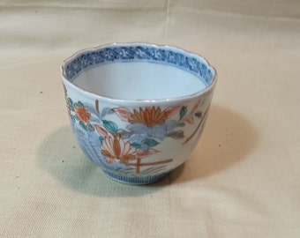 Japanische Vintage handbemalte blaue und weiße Porzellan-Teetasse | vergoldetes eisenrotes Blumenmuster | Sammlerstück