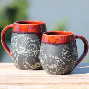 Handgemachte geschnitzte Keramikbecher | Mohnblume | Auf einem Rad Töpferscheibe gedrehtes Steingut | Sgraffito