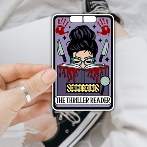 Sticker livres – Lecteur de thrillers en vinyle Spooky Season – Accessoire Kindle étanche – Papier glacé ou scintillant – Ordinateur portable, bouteille d'eau et plus