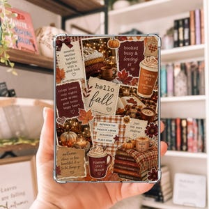 K&ouml;nnte beinhalten: Eine rechteckige Schutzh&uuml;lle f&uuml;r ein Tablet mit einer Collage aus herbstlichen Motiven, darunter Texte wie hello fall, pumpkin spice und sweater weather, sowie Illustrationen von Kaffeetassen, B&uuml;chern und orangefarbenen Ahornbl&auml;ttern.