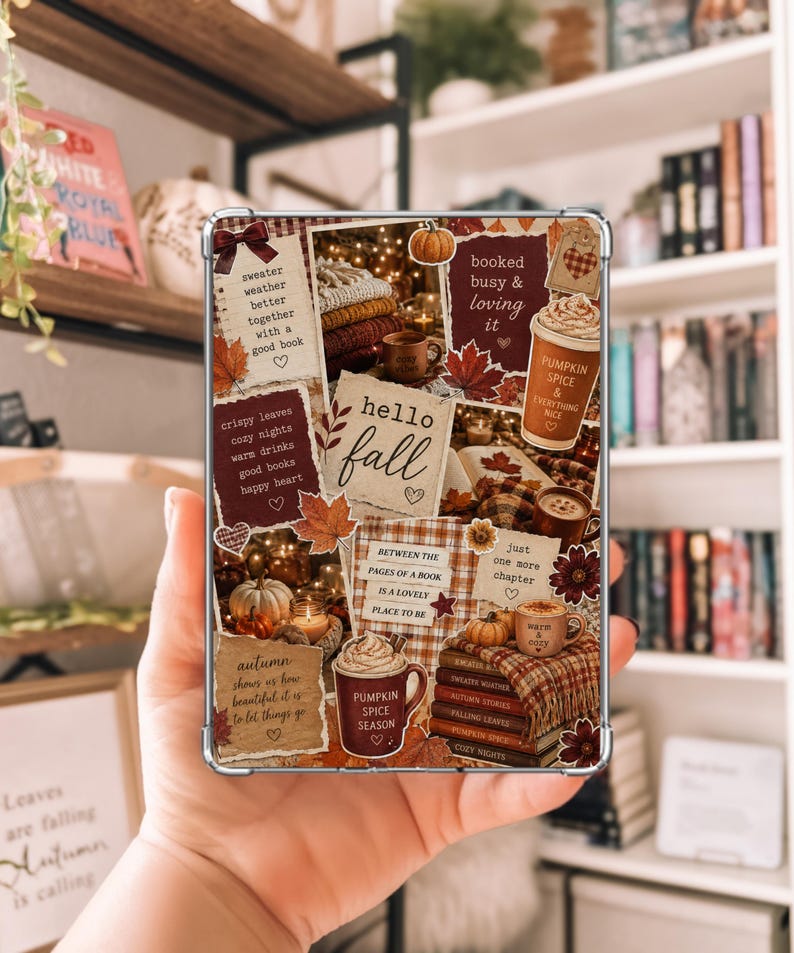 K&ouml;nnte beinhalten: Eine rechteckige Schutzh&uuml;lle f&uuml;r ein Tablet mit einer Collage aus herbstlichen Motiven, darunter Texte wie hello fall, pumpkin spice und sweater weather, sowie Illustrationen von Kaffeetassen, B&uuml;chern und orangefarbenen Ahornbl&auml;ttern.