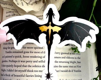 Naklejka inspirowana Czwartym Skrzydłem – prezent dla miłośnika fantasy