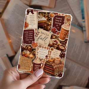 Peut inclure: Une coque de tablette rectangulaire présentant un collage d'images sur le thème de l'automne, incluant des citrouilles, des tasses de boissons épicées, des piles de livres et des feuilles mortes. Le design intègre des textes comme hello fall, booked busy & loving it, et sweater weather better together with a good book, sur une palette de couleurs chaudes et rustiques de marron, orange et crème.
