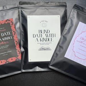 Peut inclure: Trois pochettes noires avec des étiquettes imprimées. Les étiquettes indiquent "Blind Date with a Kindle" dans différentes polices. Une étiquette est rouge et noire, une autre est blanche et noire, et la troisième est rose et blanche. Les pochettes sont scellées.