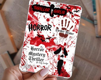 Könnte beinhalten: Eine weiße Handyhülle mit Horror-Motiv. Die Hülle zeigt rote Blutspritzer, Fledermäuse und die Wörter "Thriller Girlie" und "Horror". Zusätzlicher Text enthält "Thriller Reader" und "Horror Mystery Thriller."