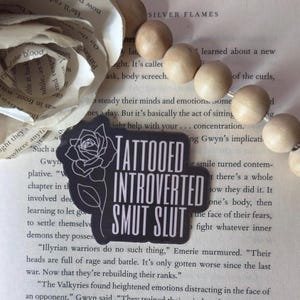 Adesivo "Vadia Introvertida Tatuada e Safada", Decalque Impermeável para Intelectual imagem 5