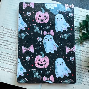 Halloween Kindle Insert – Cute Pink Pumpkin & Ghost Design – Multiple Kindle Sizes – Bookish Cardstock Kindle Decor – Fall Reading Aesthetic