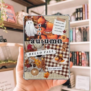 Può includere: Una custodia rettangolare per tablet con un collage di immagini a tema autunnale che include zucche, un fantasma, foglie cadute, una tazza di caffè e un motivo a quadri marroni. Il testo riporta "BOO", "autumn", "HELLO FALL", "READ MORE BOOKS" e una citazione.
