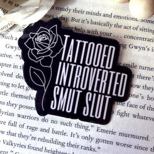 Smut sticker, getatoeëerde introverte smut slet, donkerromantische leesgrage sticker voor kindle, laptop, waterfles en meer, roze en zwart