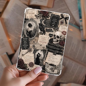 Könnte beinhalten: Eine rechteckige Tablethülle mit einem dunklen Collage-Design, das einen Totenkopf, Rosen, einen Raben, eine Teetasse und Vintage-Papierfetzen zeigt. Der Text umfasst "I was not made to be subtle", "Some call it chaos, I call it freedom" und "I choose book boyfriends."
