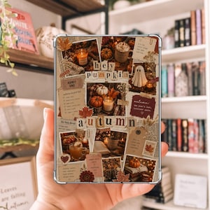 Peut inclure: Une coque de tablette transparente avec un collage sur le thème de l'automne, incluant les textes "hey pumpkin" et "autumn". Le collage présente des images saisonnières comme des citrouilles, des bougies, un fantôme, des feuilles et du papier.