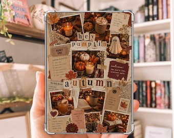 Könnte beinhalten: Eine transparente Tablethülle mit einer herbstlichen Collage, die die Texte "hey pumpkin" und "autumn" enthält. Die Collage zeigt verschiedene saisonale Motive wie Kürbisse, Kerzen, eine Geisterfigur, getrocknete Blätter und warmfarbige Papierschnipsel.