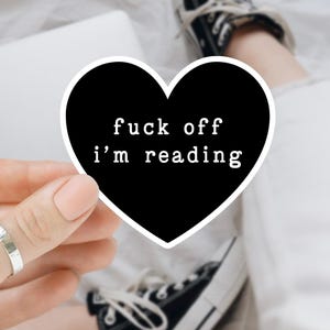 Bücherwurm Sticker – "Fuck Off I'm Reading" Aufkleber – Geschenk für Buchliebhaber – Glitzer oder glänzend – Booktok Merch
