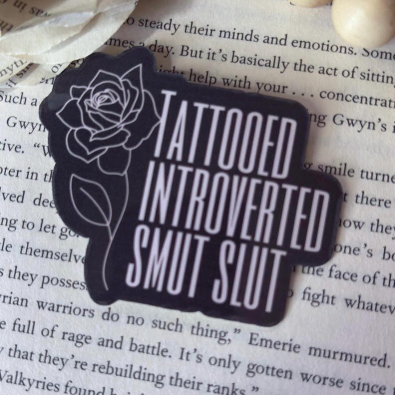 Adesivo "Vadia Introvertida Tatuada e Safada", Decalque Impermeável para Intelectual imagem 3