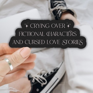 Adesivo de livro – Chorando por personagens fictícios e histórias de amor amaldiçoadas – Adesivo de vinil à prova d'água