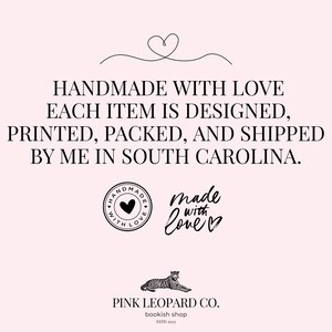 K&ouml;nnte beinhalten: Ein hellrosa Grafikschild mit einer Herz-Strichzeichnung und dem Text: HANDMADE WITH LOVE EACH ITEM IS DESIGNED, PRINTED, PACKED, AND SHIPPED BY ME IN SOUTH CAROLINA. Enth&auml;lt zwei 'made with love'-Logos, eine Leoparden-Illustration und PINK LEOPARD CO. bookish shop ESTD 2023.