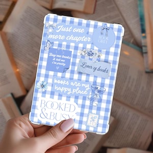 Könnte beinhalten: Eine blau-weiß karierte Handyhülle mit Buchmotiven. Die Hülle zeigt Sätze wie "Just one more chapter", "Buy me books & tell me I'm pretty" und "books are my happy place".