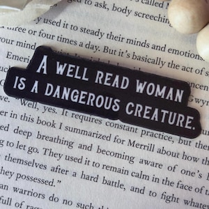 Sticker Kindle livresque | Femme bien lue | Cadeau pour amoureux des livres | Imperméable | Brillant ou pailleté | Sticker pour ordinateur portable, bouteille d'eau, liseuse