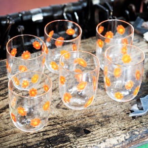 Set of 6 Goti de Fornase glasses in Murano glass decorated with orange flower murrine millefiori. Venetian tumblers made in Italy by Muma