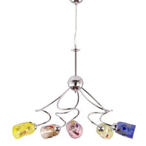 Op de afbeelding: Een chromen kroonluchter met vijf lampen. De lampen zijn bedekt met kleurrijke glazen lampenkappen met een mozaïekpatroon. De lampenkappen zijn geel, roze, blauw en groen.