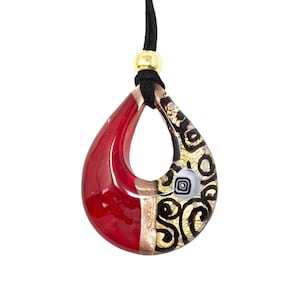 Choker necklace with lampwork teardrop pendant in red Murano glass with murrine, gold leaf and black decoration. Made by Muma Italia