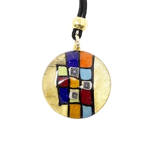 Choker necklace round pendant worked with lampwork in Murano glass. Decorated with murrine on a gold background. Made by Muma
