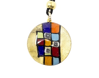 Choker necklace round pendant worked with lampwork in Murano glass. Decorated with murrine on a gold background. Made by Muma