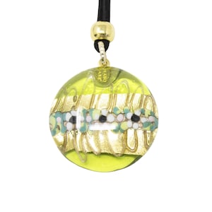 Necklace with round pendant in green Murano glass, handmade, decorated with golden leaf, aventurine and millefiori murrine. Made by Muma