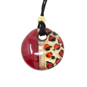 Chokerketting ronde hanger van rood Muranoglas, handgemaakt, versierd met gevlekt effect, bladgoud en aventurijn. Gemaakt door Muma