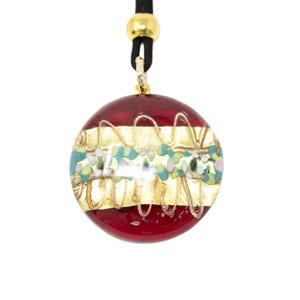 Necklace with round pendant in red Murano glass, handmade, decorated with golden leaf, aventurine and millefiori murrine. Made by Muma