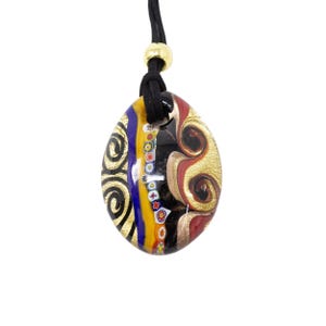 Choker necklace with oval pendant worked with lampwork in Murano glass. Decorations with gold leaf and millefiori murrine. Made by Muma