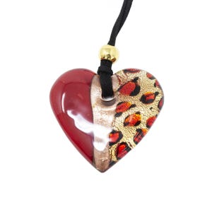 Chokerketting met hartvormige hanger van rood muranoglas, handgemaakt met animalistisch effect, bladgoud en aventurijn. Gemaakt door Muma Venezia