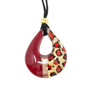 Choker necklace with lampwork teardrop pendant in red Murano glass, decorated with spotted effect, gold leaf and aventurine. Made by Muma