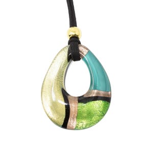 Choker necklace with drop pendant in green Murano glass worked by lampwork decorated with gold leaf and aventurine. Made by Muma Italia