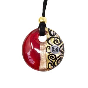 Choker necklace round lampwork pendant in red Murano glass with murrine, gold leaf and black decoration. Made by Muma Italia