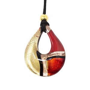 Choker necklace with drop pendant in red Murano glass worked by lampwork decorated with gold leaf and aventurine. Made by Muma Italia