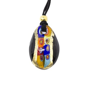 Choker necklace with oval pendant worked with a lamp in Murano glass. Decorated with millefiori murrine on a gold background. Made by Muma