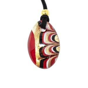 Chokerketting met ovale hanger bewerkt door lampwork in rood Muranoglas. Versierd met zeekraal, bladgoud en aventurijn. Gemaakt door Muma