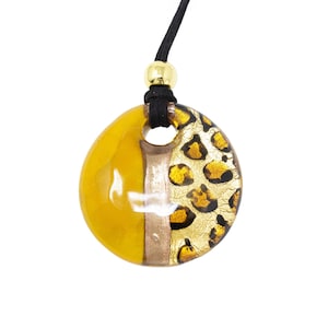 Choker necklace round pendant yellow Murano glass, handmade with animalier effect, gold leaf and aventurine. Made by Muma Venezia