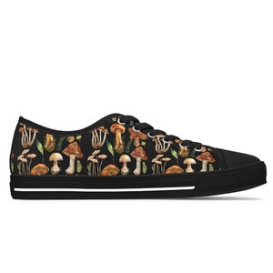 Baskets basses pour femmes à imprimé champignons, chaussures CottageCore champignons, chaussures en toile champignons noires