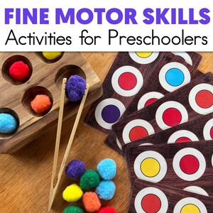 Puede incluir: Actividades de motricidad fina para preescolares usando pompones coloridos y pinzas. El juego incluye una bandeja de madera con agujeros y tarjetas con círculos de colores.