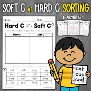 Puede incluir: Una hoja de trabajo en blanco y negro con el título "Soft C vs Hard C Sorting" y una ilustración de dibujos animados de un niño sosteniendo un lápiz. La hoja de trabajo tiene dos columnas etiquetadas como "Hard C" y "Soft C". Debajo de las columnas hay una cuadrícula de palabras que contienen la letra "C". Las palabras son: "cell", "cat", "city", "cup", "cut", "ice", "call", "rice", "corn", "cell", "cod", "cake", "lice", "coin", "face", "cent".